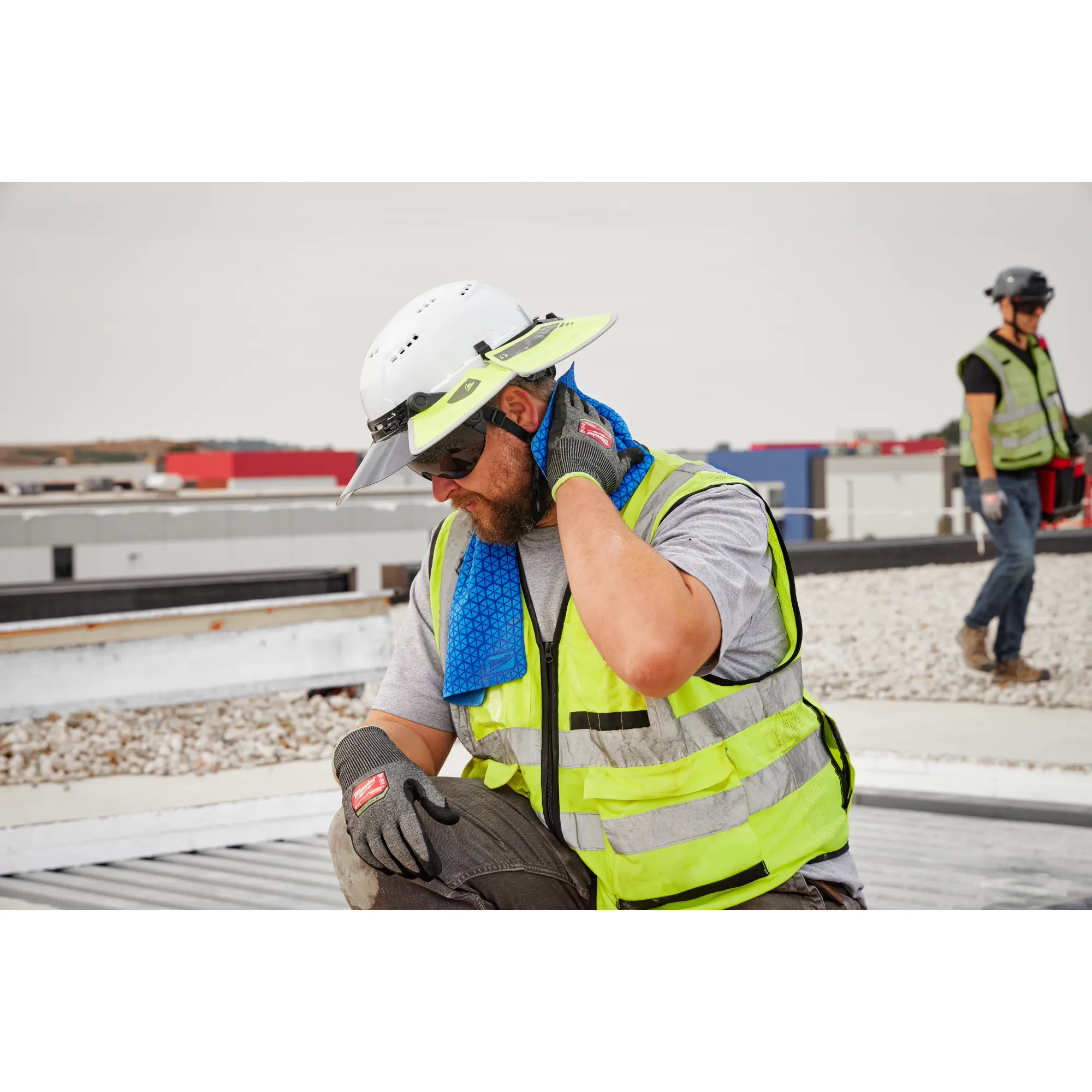 Image of a worker using the Milwaukee Cooling PVA Towel on a jobsite