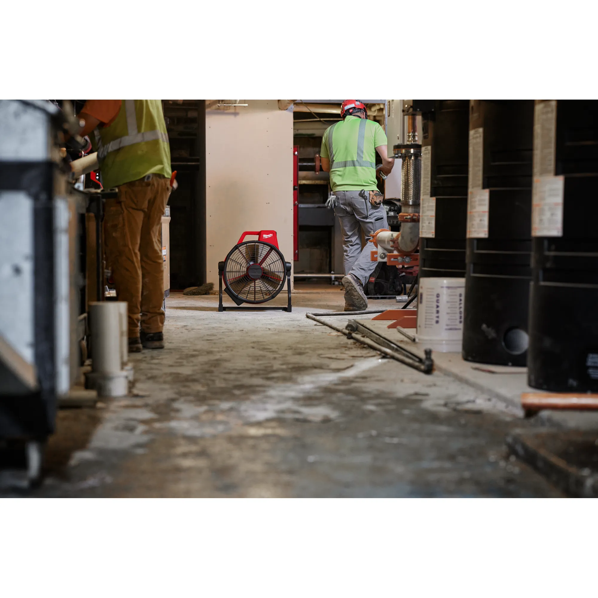 Worker using the M18 Brushless 18 inch fan on the jobsite