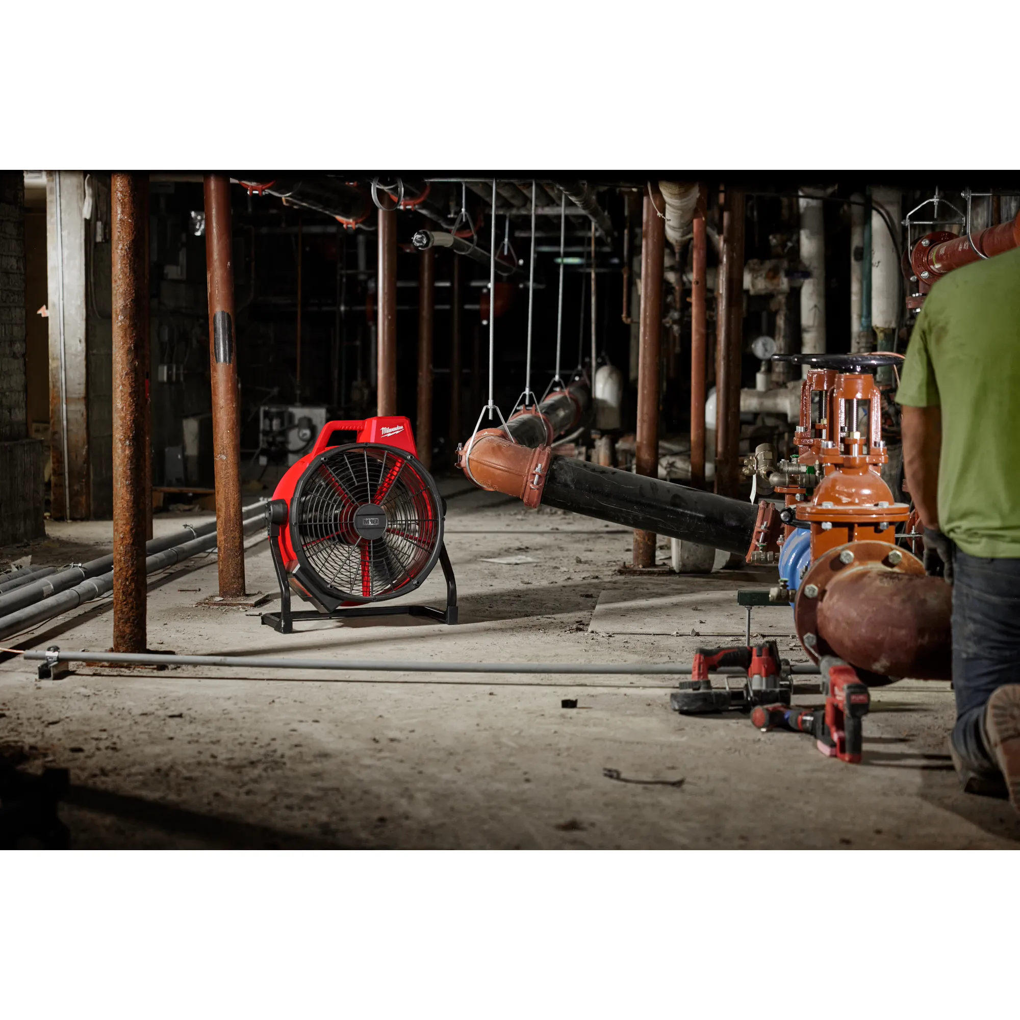 Worker using the M18 Brushless 18 inch fan on the jobsite to stay cool