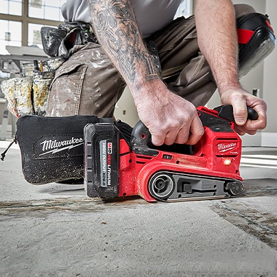 Cordless belt outlet sander